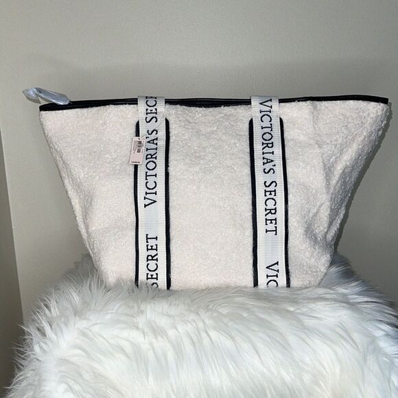 Victoria's Secret Cozy Plush Fleece Tote Zipper Off White Zip Closure NWT - Picture 2 of 13